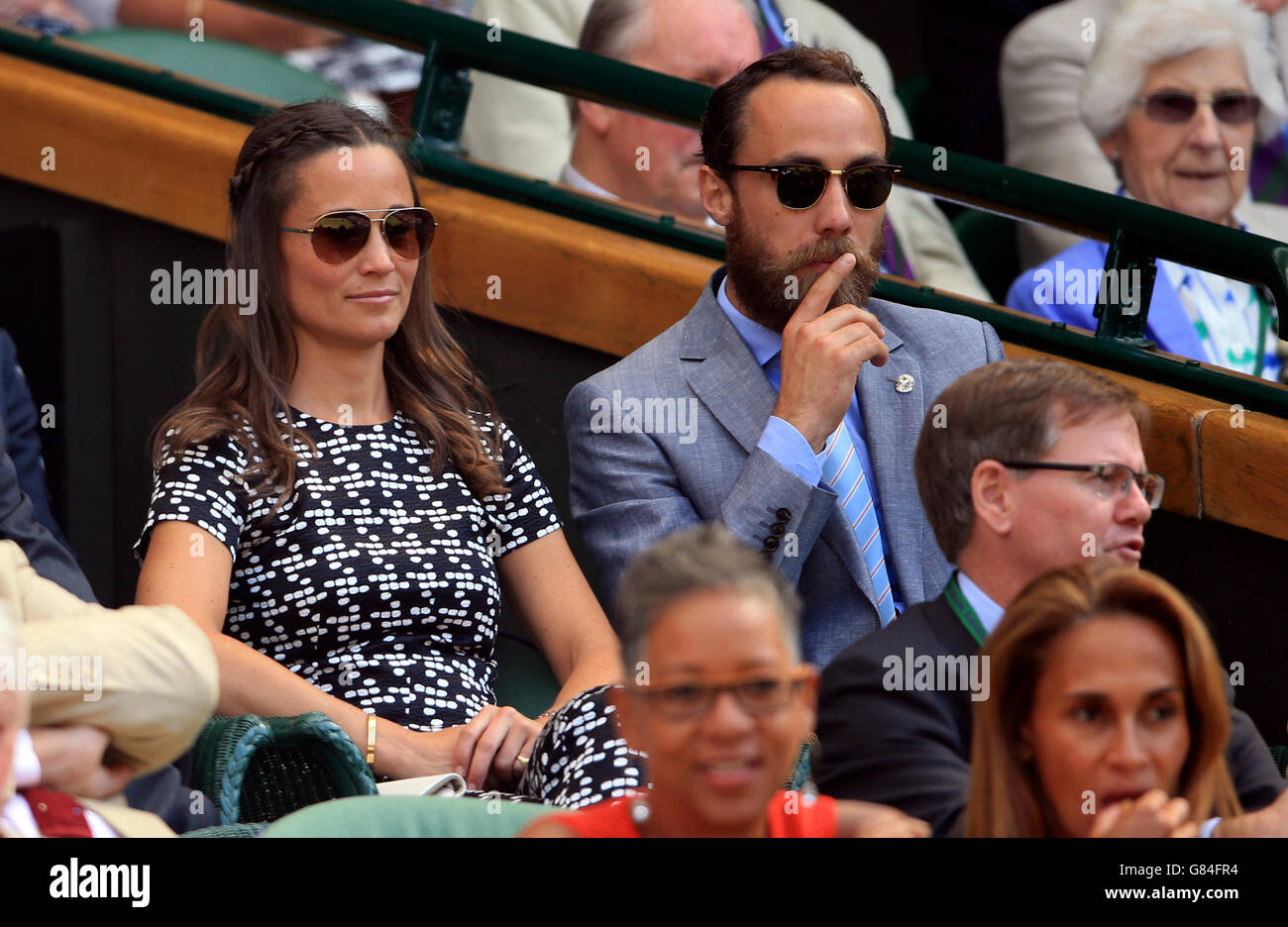 Pippa und James Middleton in der königlichen Box während des 10. Tages der Wimbledon Championships im All England Lawn Tennis und Croquet Club, Wimbledon. Bilddatum: Donnerstag, 9. Juli 2015. Siehe PA Story TENNIS Wimbledon. Bildnachweis sollte lauten: Mike Egerton/PA Wire. EINSCHRÄNKUNGEN: . Keine kommerzielle Nutzung ohne vorherige schriftliche Zustimmung der AELTC. Nur für Standbilder – keine beweglichen Bilder, die Broadcast emulieren können. Keine Überlagerung oder Entfernung von Sponsoren-/Werbelogos. Weitere Informationen erhalten Sie unter +44 (0)1158 447447. Stockfoto