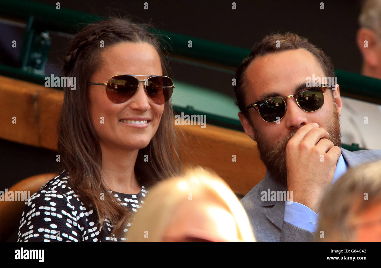 Pippa und James Middleton in der königlichen Box während des 10. Tages der Wimbledon Championships im All England Lawn Tennis und Croquet Club, Wimbledon. Bilddatum: Donnerstag, 9. Juli 2015. Siehe PA Story TENNIS Wimbledon. Bildnachweis sollte lauten: Mike Egerton/PA Wire. EINSCHRÄNKUNGEN: . Keine kommerzielle Nutzung ohne vorherige schriftliche Zustimmung der AELTC. Nur für Standbilder – keine beweglichen Bilder, die Broadcast emulieren können. Keine Überlagerung oder Entfernung von Sponsoren-/Werbelogos. Weitere Informationen erhalten Sie unter +44 (0)1158 447447. Stockfoto