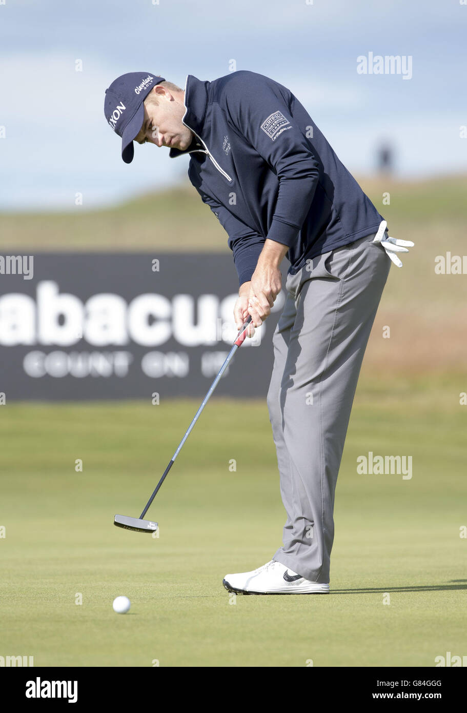 Am vierten Tag der Scottish Open im Gullane Golf Club, East Lothian, platzt Schottlands Russell Knox auf das 9. Grün. DRÜCKEN SIE VERBANDSFOTO. Bilddatum: Sonntag, 12. Juli 2015. Siehe PA Geschichte GOLF Gullane. Der Bildnachweis sollte lauten: Kenny Smith/PA Wire. EINSCHRÄNKUNGEN: Keine kommerzielle Nutzung. Keine falsche kommerzielle Vereinigung. Keine Videoemulation. Keine Bildbearbeitung. Stockfoto