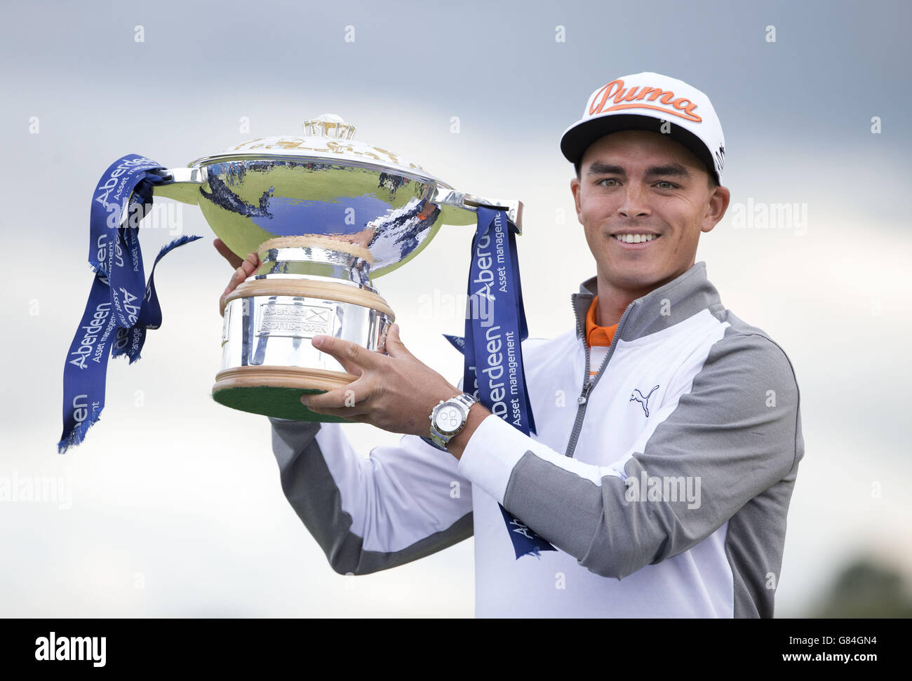 Rickie Fowler aus den USA feiert mit der Trophäe nach dem Gewinn der Scottish Open im Gullane Golf Club, East Lothian. DRÜCKEN SIE VERBANDSFOTO. Bilddatum: Sonntag, 12. Juli 2015. Siehe PA Geschichte GOLF Gullane. Der Bildnachweis sollte lauten: Kenny Smith/PA Wire. EINSCHRÄNKUNGEN: Keine kommerzielle Nutzung. Keine falsche kommerzielle Vereinigung. Keine Videoemulation. Keine Bildbearbeitung. Stockfoto