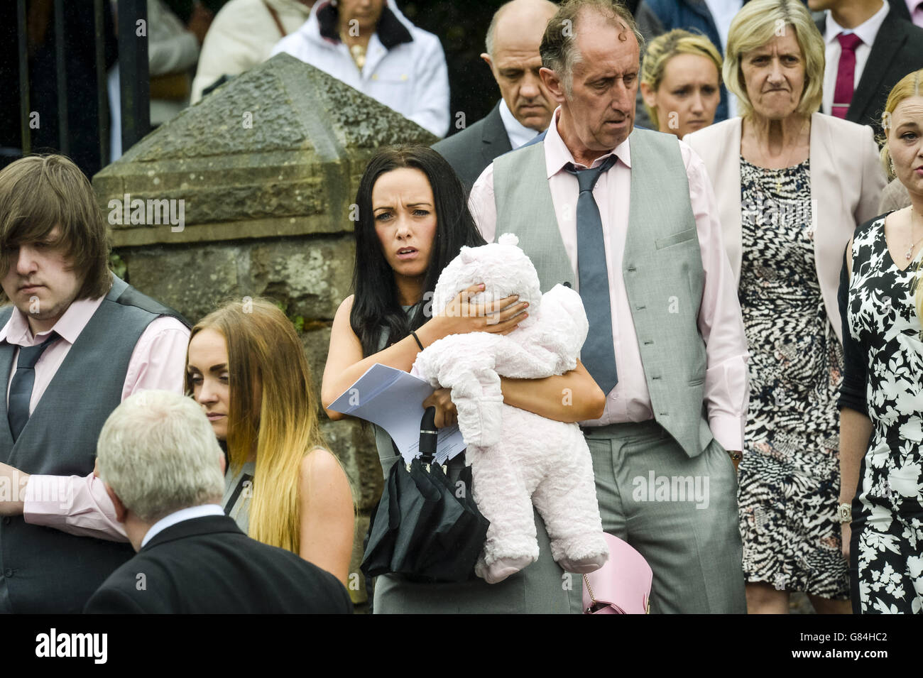 Trauernde verlassen die St. David's Church in Fleur-De-Lis, Südwales, nach der Beerdigung von Trudy Jones, 51, der bei den Terroranschlägen in Tunesien getötet wurde. Stockfoto