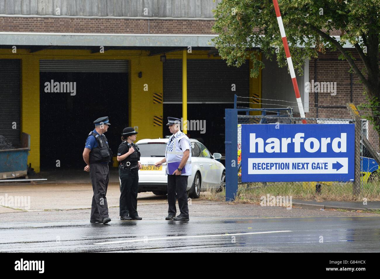 Rettungsdienste beim Baggerschaufelhersteller Harford Attachments in Spar Road, Hellesdon, Norwich, wo zwei Männer nach einer Explosion auf dem Industriegebiet ums Leben kamen. Stockfoto