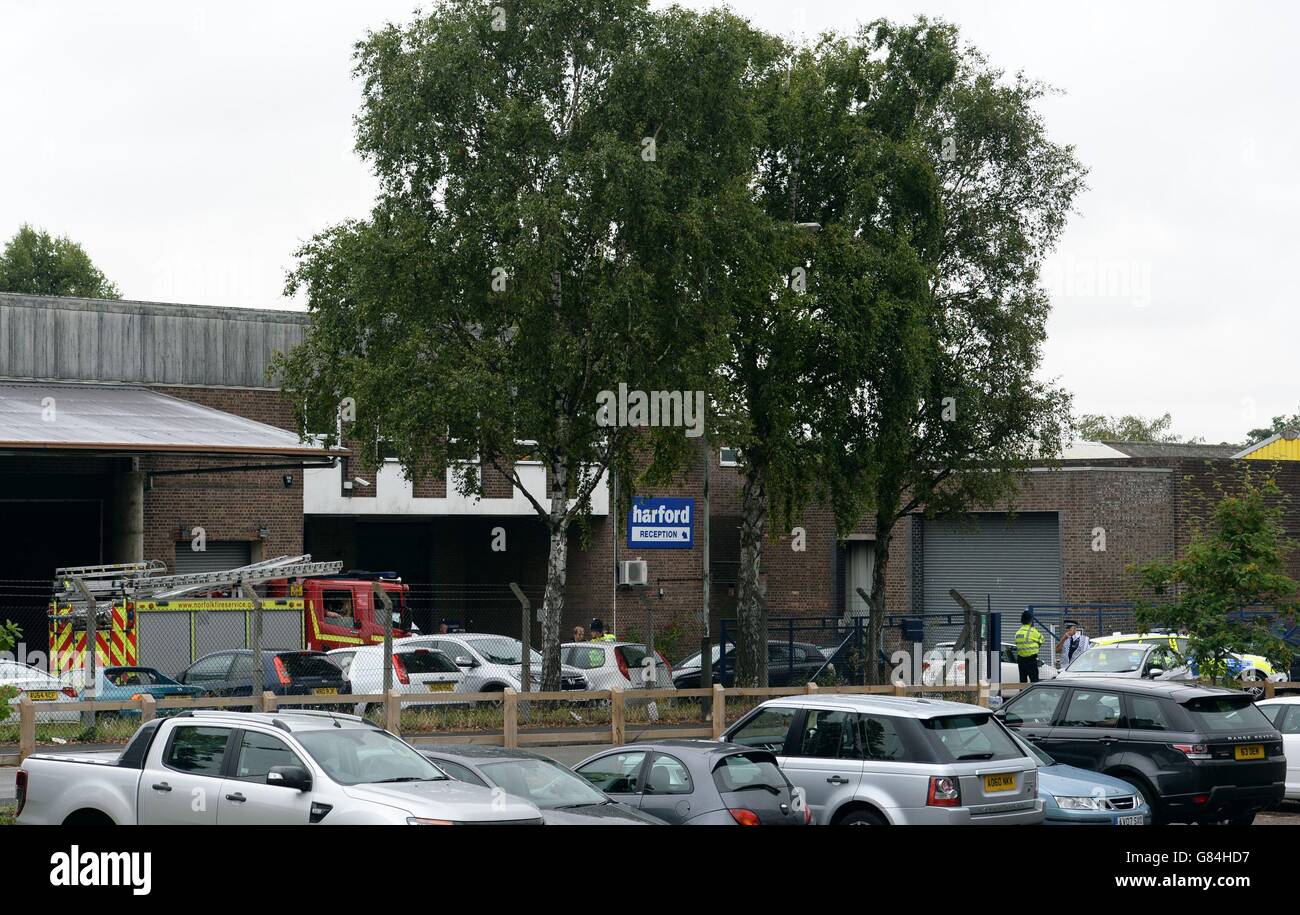 Rettungsdienste beim Baggerschaufelhersteller Harford Attachments in Spar Road, Hellesdon, Norwich, wo zwei Männer nach einer Explosion auf dem Industriegebiet ums Leben kamen. Stockfoto