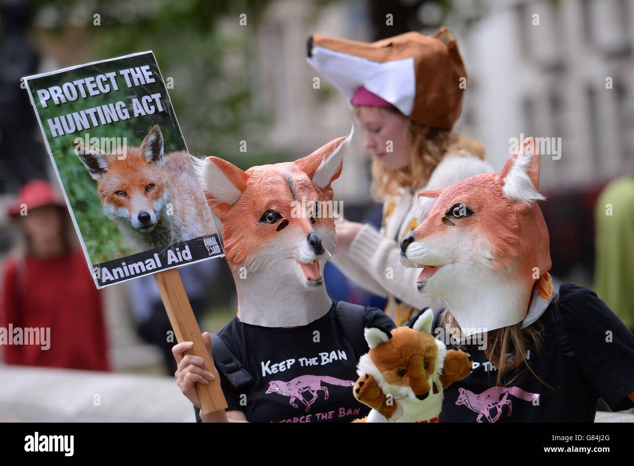 Menschen mit Fuchsmasken nehmen an einem vom Badger Trust organisierten Wildtierschutzprotest vor der Downing Street 10, London, Teil. Stockfoto