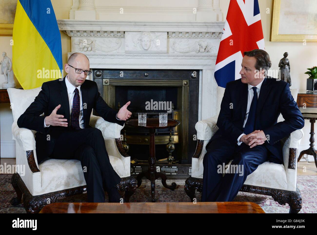 Premierminister David Cameron trifft seinen ukrainischen Amtskollegen Arseniy Yatseniuk zu Gesprächen in der Downing Street 10 im Zentrum von London. Stockfoto