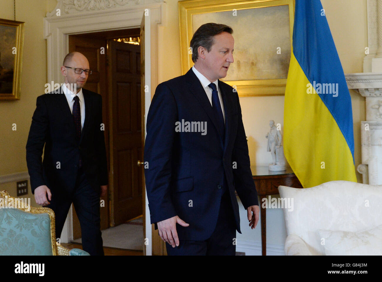 Premierminister David Cameron trifft seinen ukrainischen Amtskollegen Arseniy Yatseniuk zu Gesprächen in der Downing Street 10 im Zentrum von London. Stockfoto