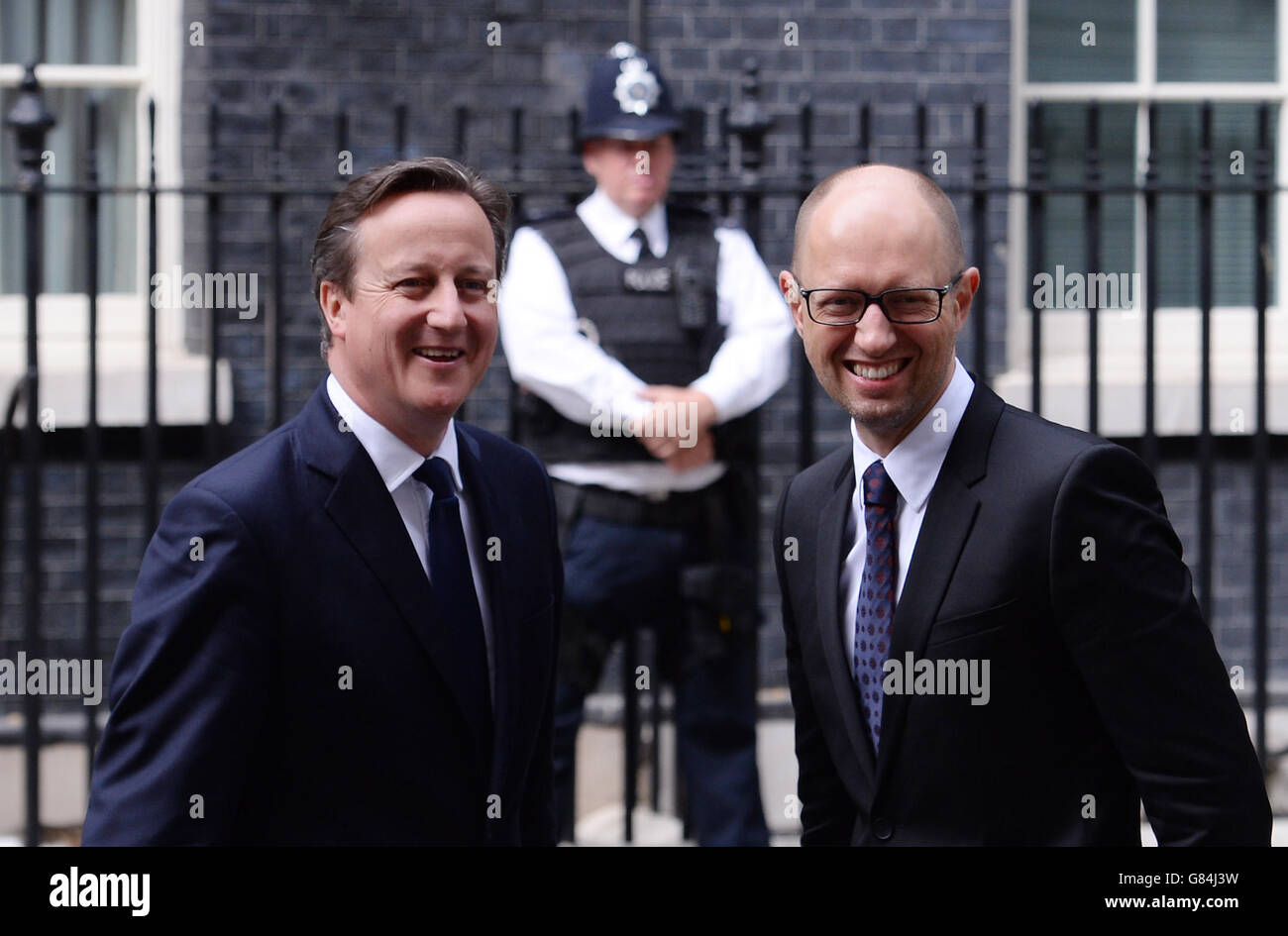 Premierminister David Cameron trifft seinen ukrainischen Amtskollegen Arseniy Yatseniuk zu Gesprächen in der Downing Street 10 im Zentrum von London. Stockfoto