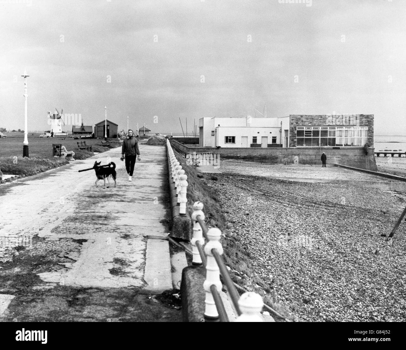 Ein Restaurant, Café und eine Sonnenlounge namens Anchorage stehen kurz vor der Fertigstellung im Lancashire Holiday Resort in Lytham. Es wird von der Lytham St Annes Corporation auf einem Gelände errichtet, das früher von einer Muschelfischreinigungsstation besetzt war. Im Hintergrund ist Lytham Windmill zu sehen. Stockfoto