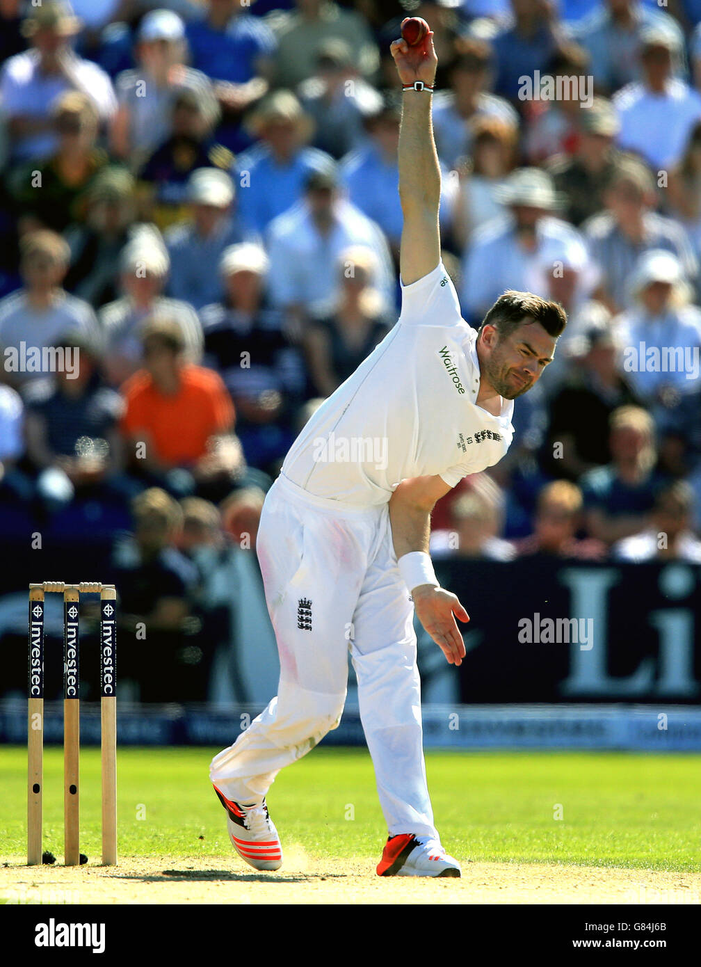 Cricket - erster Investec Ashes Test - England gegen Australien - Tag zwei - SWALEC Stadium. England Bowler James Anderson beim ersten Investec Ashes Test im SWALEC Stadium, Cardiff. Stockfoto