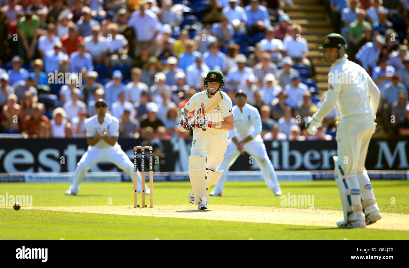Cricket - erster Investec Ashes Test - England gegen Australien - Tag zwei - SWALEC Stadium. Der australische Schlagmann Chris Rogers treibt den Ball beim ersten Investec Ashes Test im SWALEC Stadium, Cardiff. Stockfoto