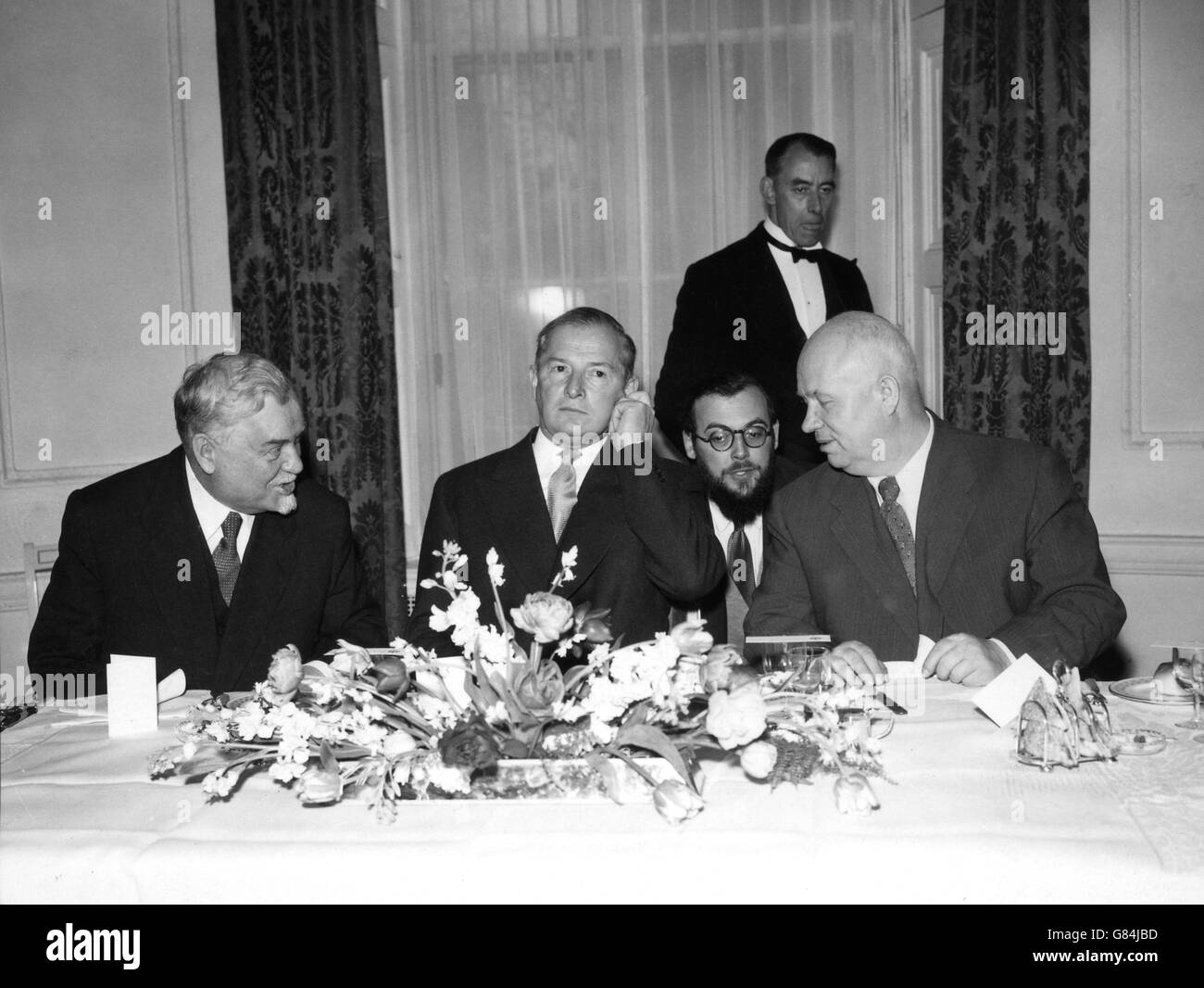 Politik - Marschall Nikolai Bulganin und Nikita Chruschtschow Besuch in Großbritannien - London Stockfoto