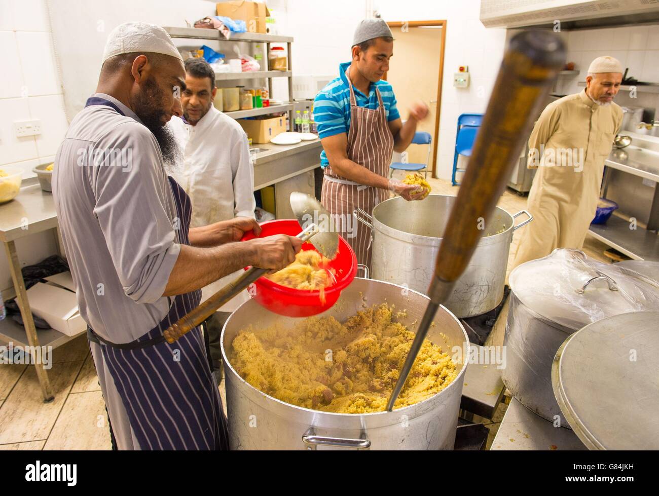 Das Personal bereitet in der East London Mosque in Whitechapel, London, Speisen für 500 Personen für das Iftar, das Abendessen zur Fastenpause während des Ramadan, zu. Stockfoto