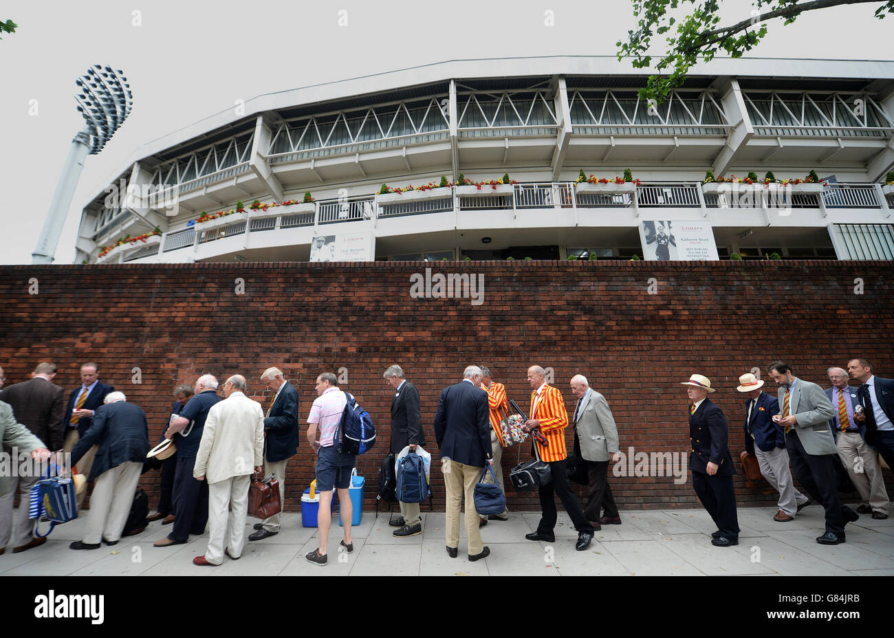 MCC-Mitglieder stehen vor Lord's Cricket Ground vor dem Start des zweiten Investec Ashes Tests in Lord's, London. Stockfoto