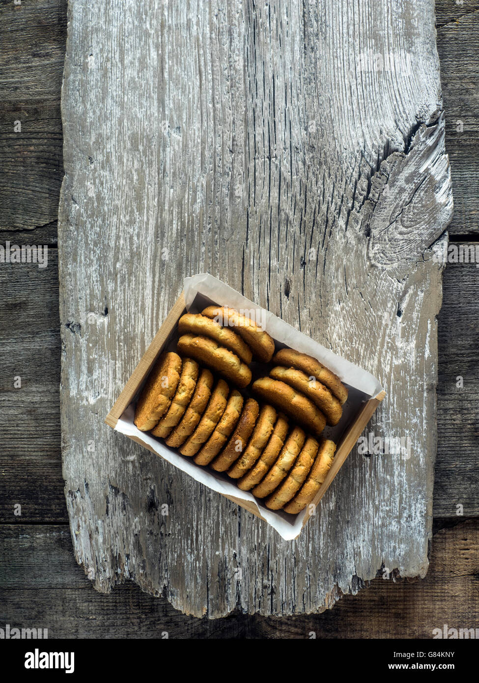 Schachtel mit Mais Kekse auf Holzbrett Stockfoto