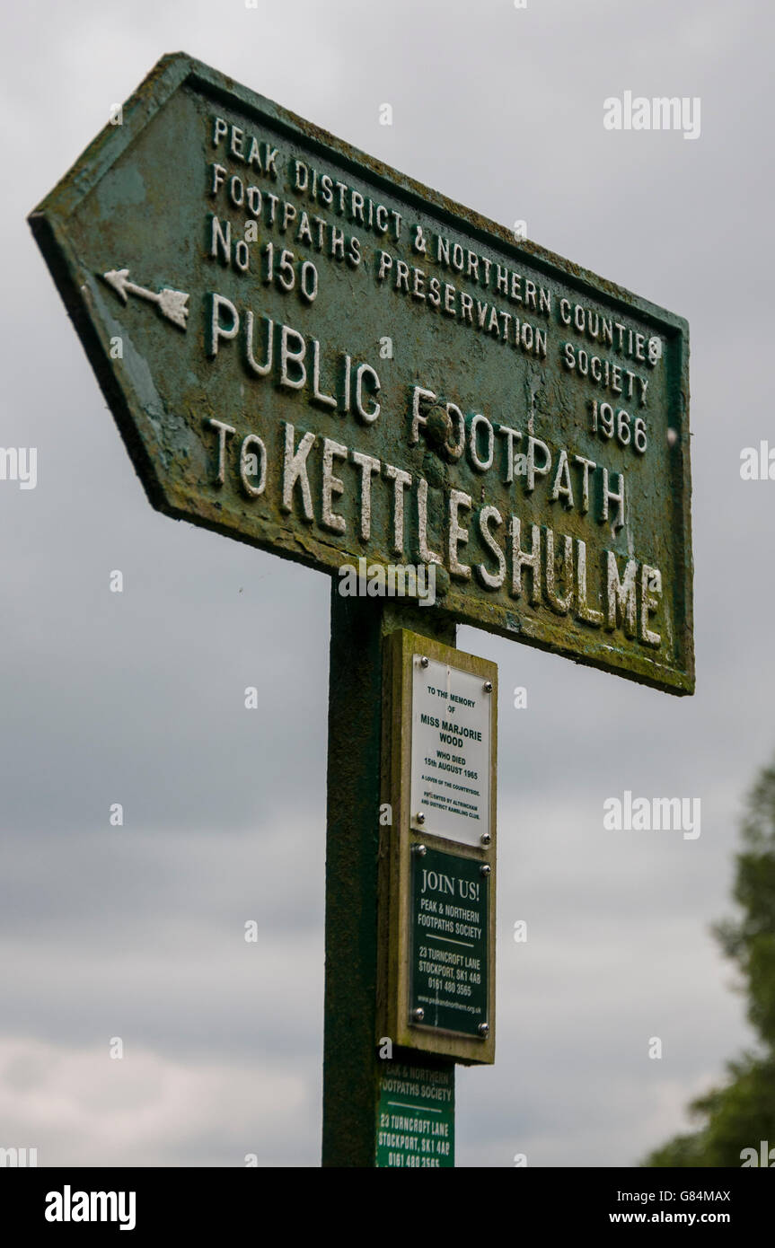 Peak District und nördlichen Grafschaften Wanderwege Preservation Society unterzeichnen. Nr. 150 zu Kettleshulme. grün Gusseisen Zeichen Stockfoto