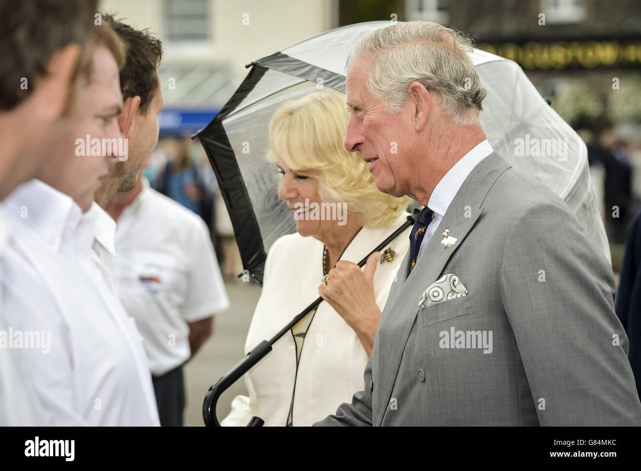 Der Prinz von Wales und die Herzogin von Cornwall sprechen mit Mitgliedern der RNLI in Padstow, während sie den kornischen Fischereihafen besuchen. Stockfoto