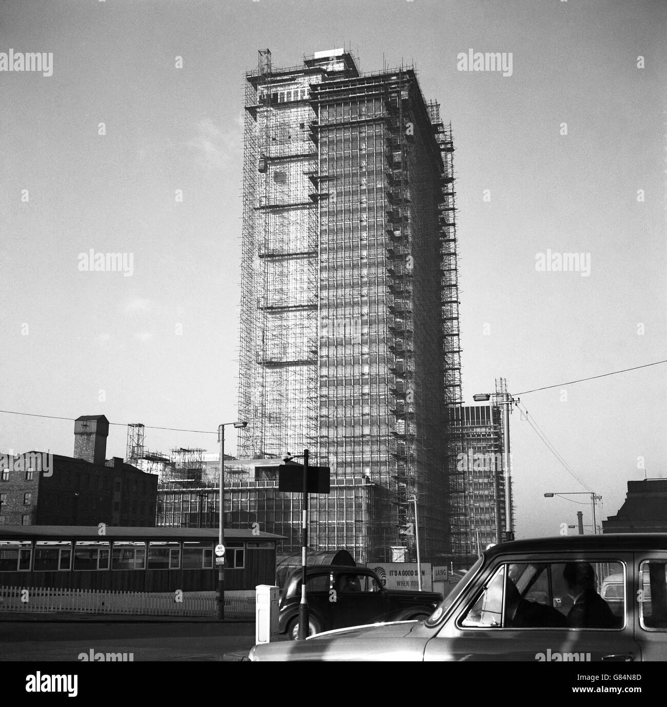 Der Hauptsitz der Co-operative Insurance Society steht kurz vor der Fertigstellung in Manchester. Das 400 Meter hohe Gebäude ist ein Stahlbetonbau, der als das höchste seiner Art in Westeuropa gilt. Stockfoto