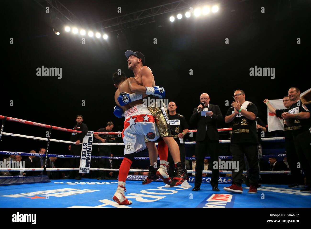 Mitchell Smith feiert in der SSE Arena in London seinen ersten Stopp-Sieg gegen Dennis Tubieron. Stockfoto