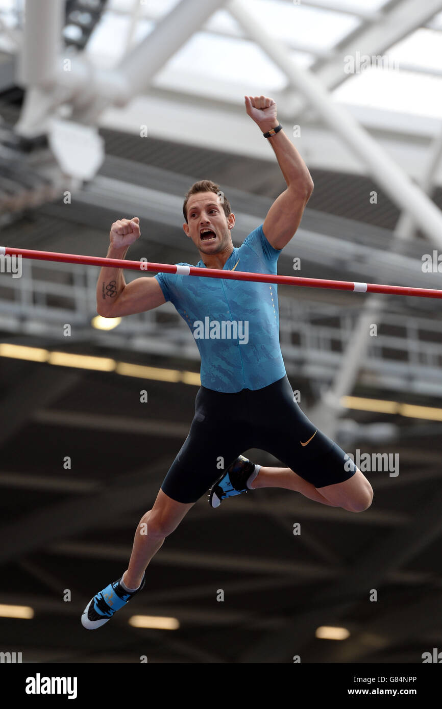 Frankreichs Renaud Lavillenie im Men's Pole Vault am zweiten Tag der Sainsbury's Anniversary Games im Stadion im Queen Elizabeth Olympic Park, London. Stockfoto