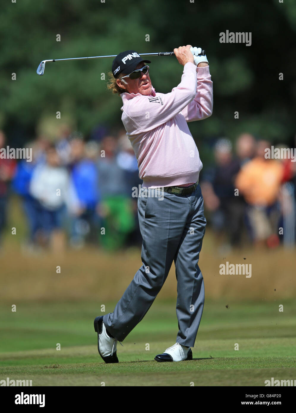 Miguel Angel Jimenez (ESP) spielt seine zweite Runde während des dritten Tages der Senior Open Championships im Sunningdale Golf Club, berkshire. DRÜCKEN SIE VERBANDSFOTO. Bilddatum: Samstag, 25. Juli 2015. Siehe PA Geschichte GOLF Sunningdale. Bildnachweis sollte lauten: Nigel French/PA Wire. Stockfoto