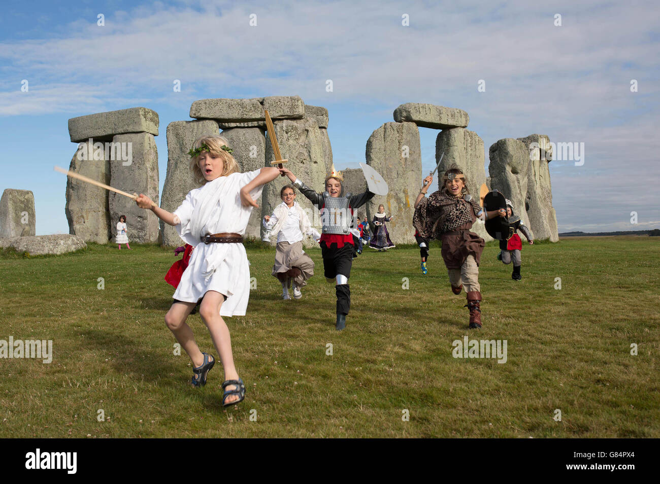 Thea Hunt, 8, aus Wordsley, West Midlands, (Mitte) mit (von links nach rechts) Theo Parkyn, 9, aus Windermere, Narisse Poynton, 8, Von Walesby und Emily Dutson, 9, aus Perranporth, als sie die erste der English Heritage Kids' Takeover-Veranstaltungen starten - ein Besuch des Stone Circle in Stonehenge in Wiltshire. Stockfoto