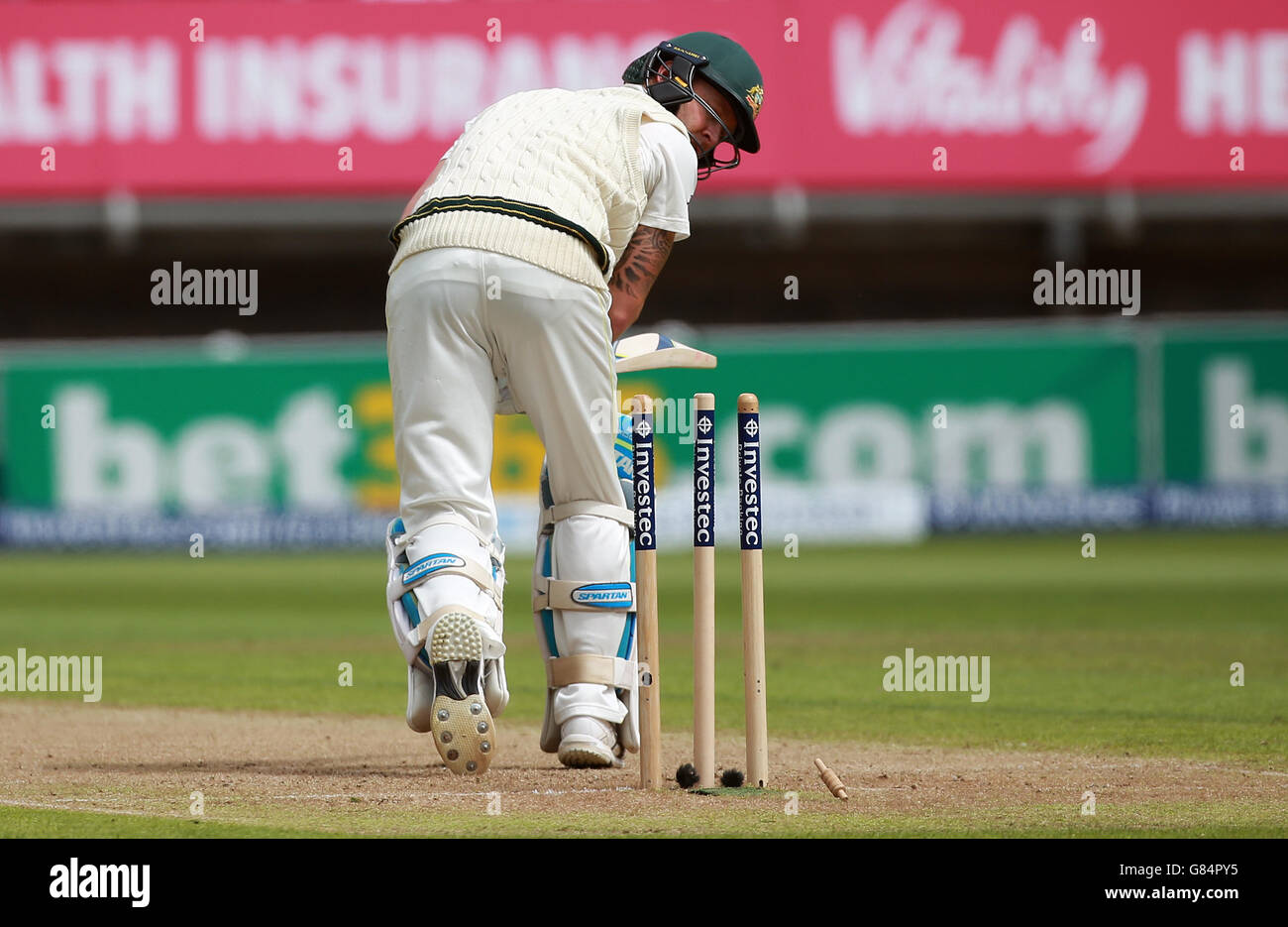 Der Australier Michael Clarke wird vom englischen Steven Finn am ersten Tag des dritten Investec Ashes Tests in Egbaston, Birmingham, klar durchbohren. Stockfoto