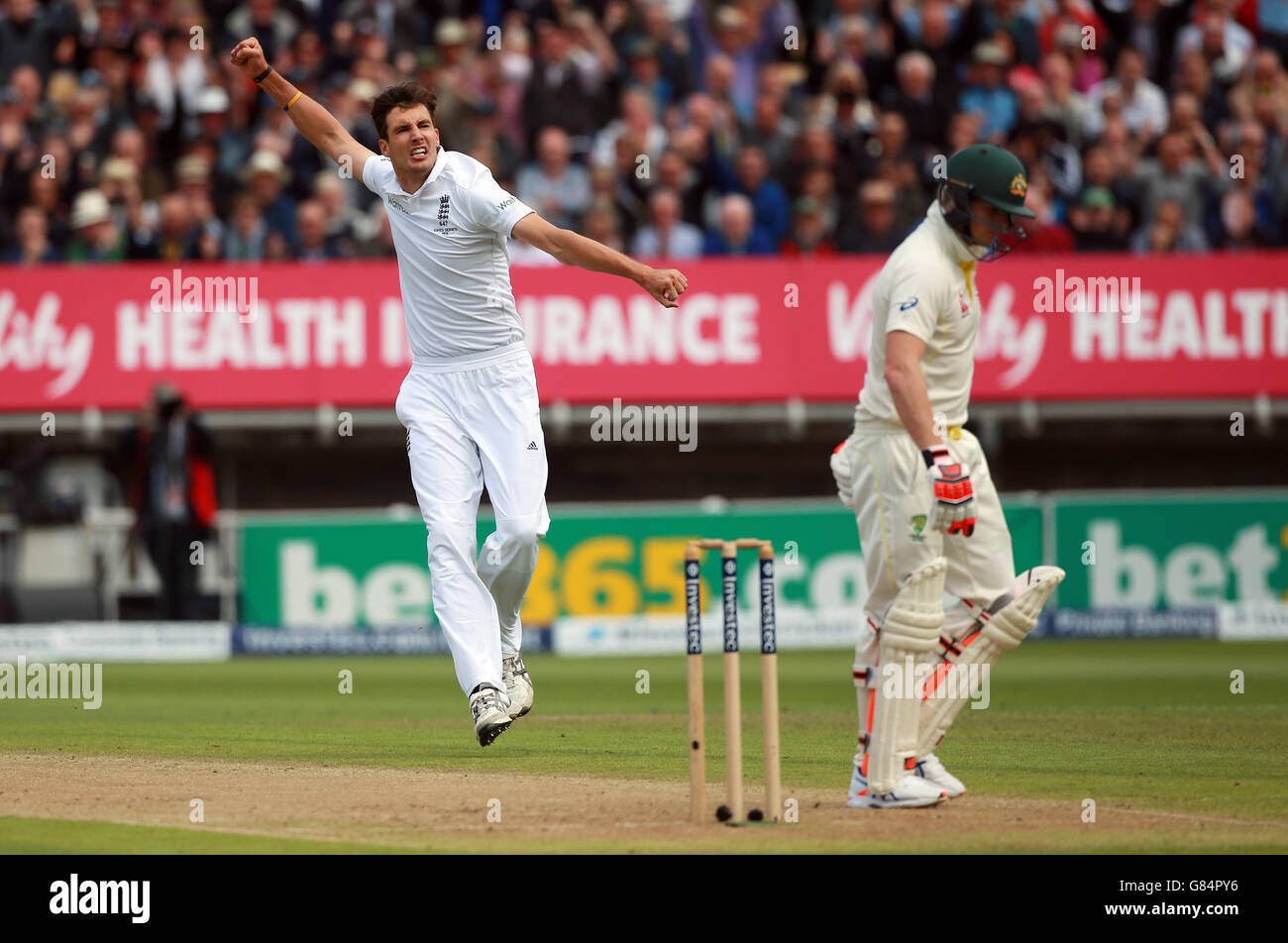 Der englische Steven Finn (links) feiert das Bestehen des australischen Steve Smith am ersten Tag des dritten Investec Ashes Tests in Egbaston, Birmingham. Stockfoto