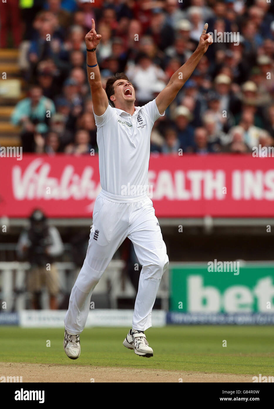 Der englische Steven Finn feiert das Wicket des australischen Steve Smith am ersten Tag des dritten Investec Ashes Tests in Edgbaston, Birmingham. Stockfoto