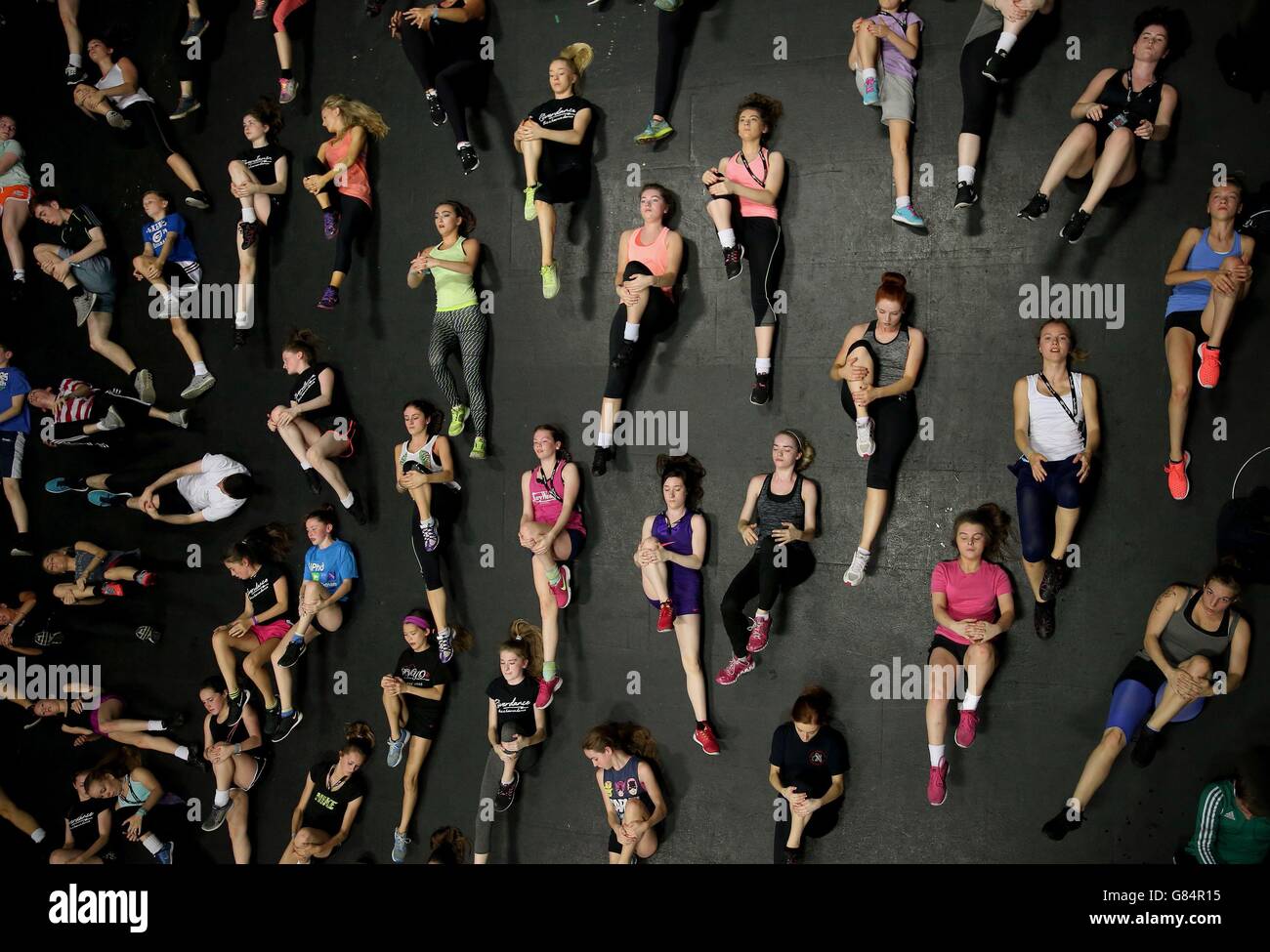 Studenten aus Japan, Russland, Amerika, Kanada, Großbritannien, Die Niederlande, Belgien und Irland nehmen an der Riverdance - Trinity College Dublin International Summer School an der Lir Academy in Dublin Teil. Stockfoto