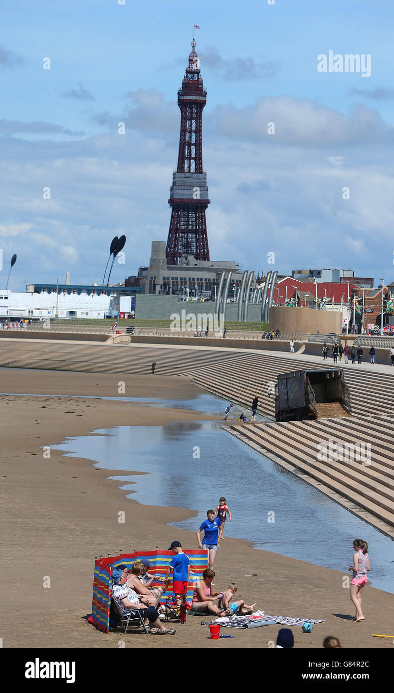 Menschen am Strand von Blackpool während der Sommerferien, als heiße Temperaturen und Sonnenschein wird England wieder an diesem Wochenende nach Tagen des miserablen Wetters warm. Stockfoto