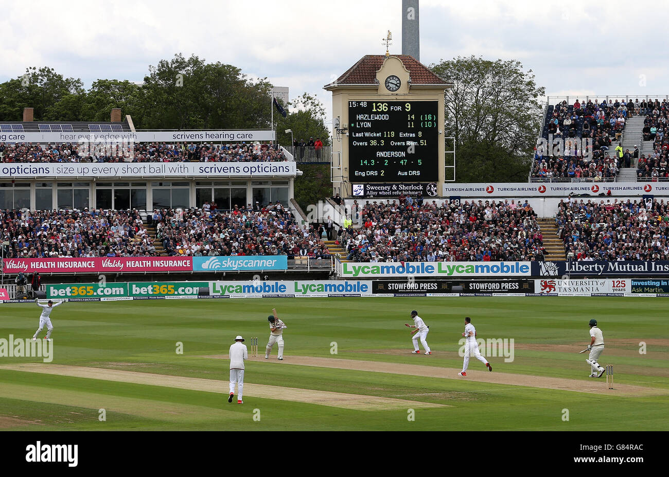 Der Australier Nathan Lyon wird von James Anderson, England, gewogen, da Australien alle für 136 während des ersten Tages des dritten Investec Ashes Tests in Edgbaston, Birmingham. Stockfoto