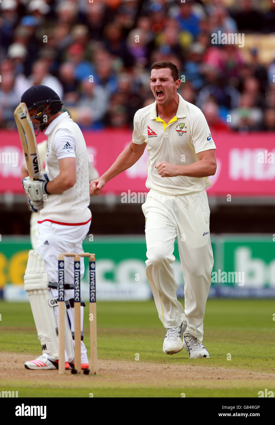 Der Australier Josh Hazelwood feiert das Bestehen des englischen Adam Lyth am ersten Tag des dritten Investec Ashes Tests in Edgbaston, Birmingham. Stockfoto
