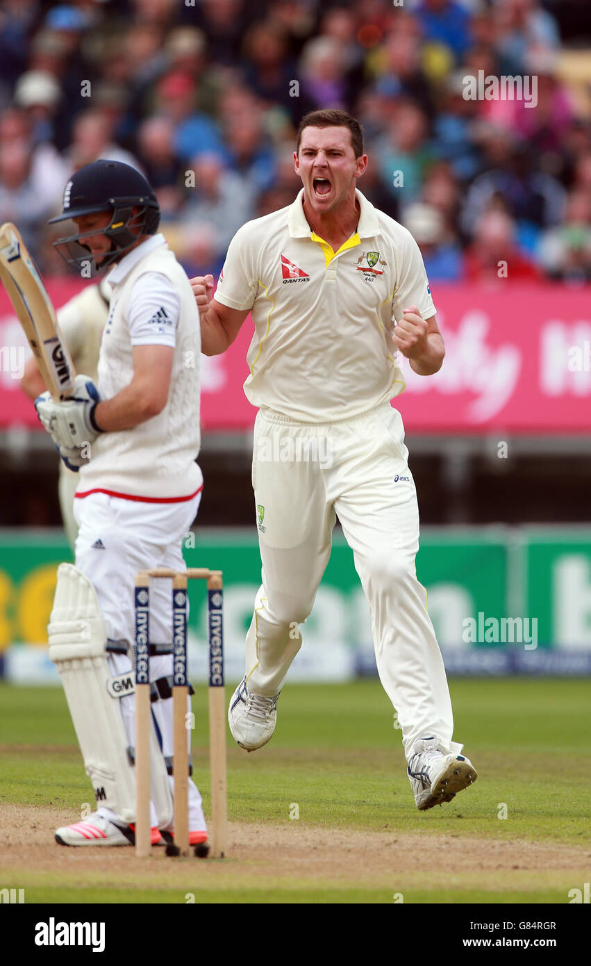 Der Australier Josh Hazelwood feiert das Bestehen des englischen Adam Lyth am ersten Tag des dritten Investec Ashes Tests in Edgbaston, Birmingham. Stockfoto