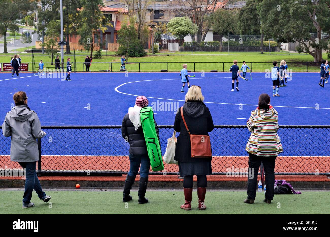 Übergeordneten Zuschauern ein junior fangen Sie Hockey-Spiel. Stockfoto