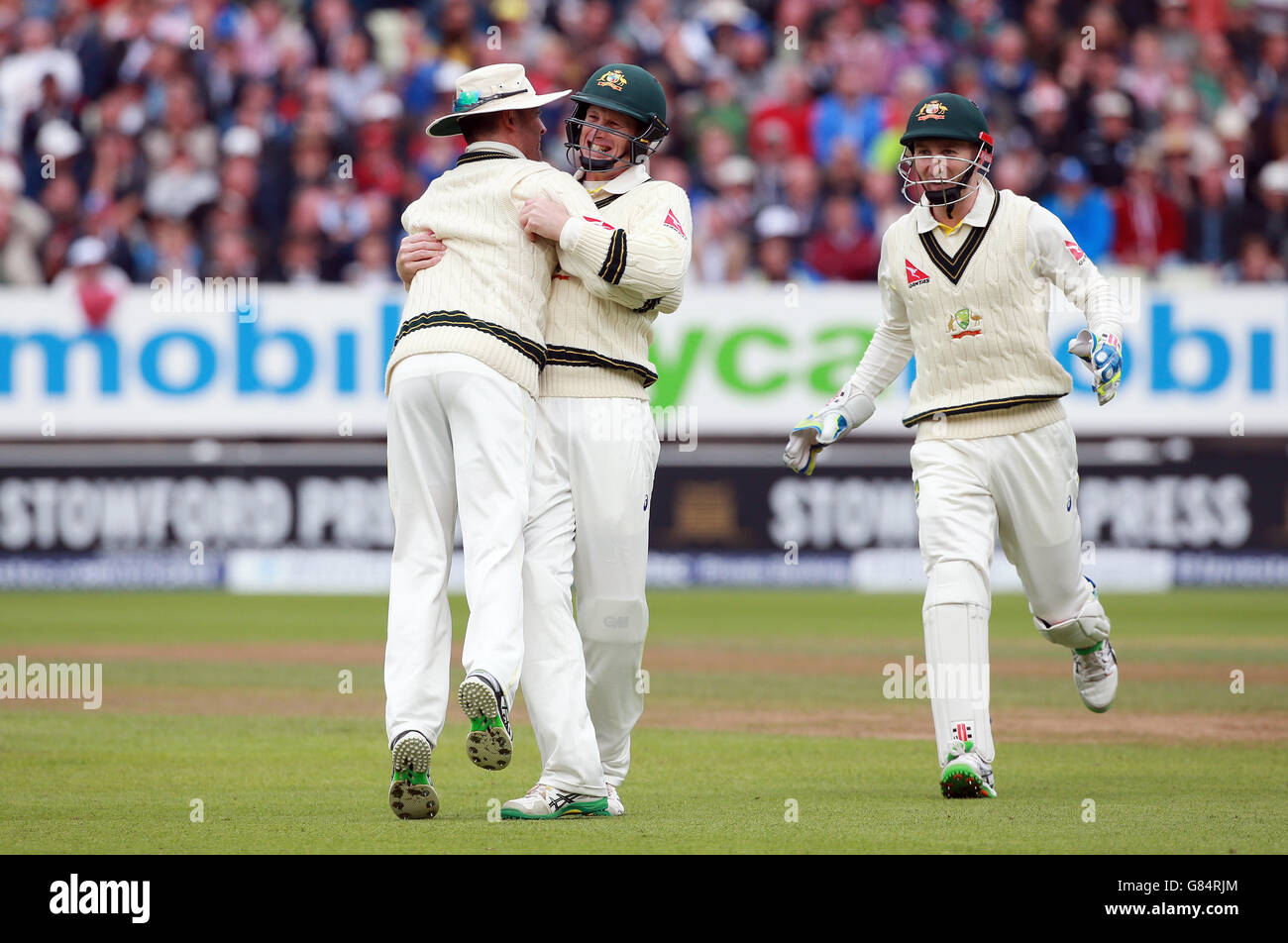 Der australische Adam Voges feiert den Fang, um den englischen Alastair Cook am ersten Tag des dritten Investec Ashes Tests in Edgbaston, Birmingham, zu entlassen. Stockfoto