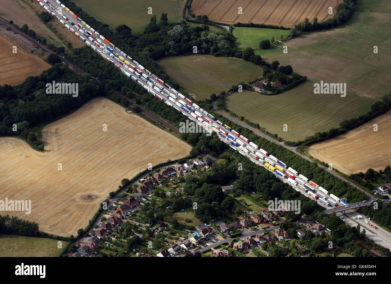 Lastwagen standen im Rahmen der Operation Stack entlang der Nord- und Südstraßen der M20 in Ashford, Kent, nach einem Tod von Migranten beim jüngsten Einfall auf den Kanaltunnel in Calais in Warteschlange. Stockfoto