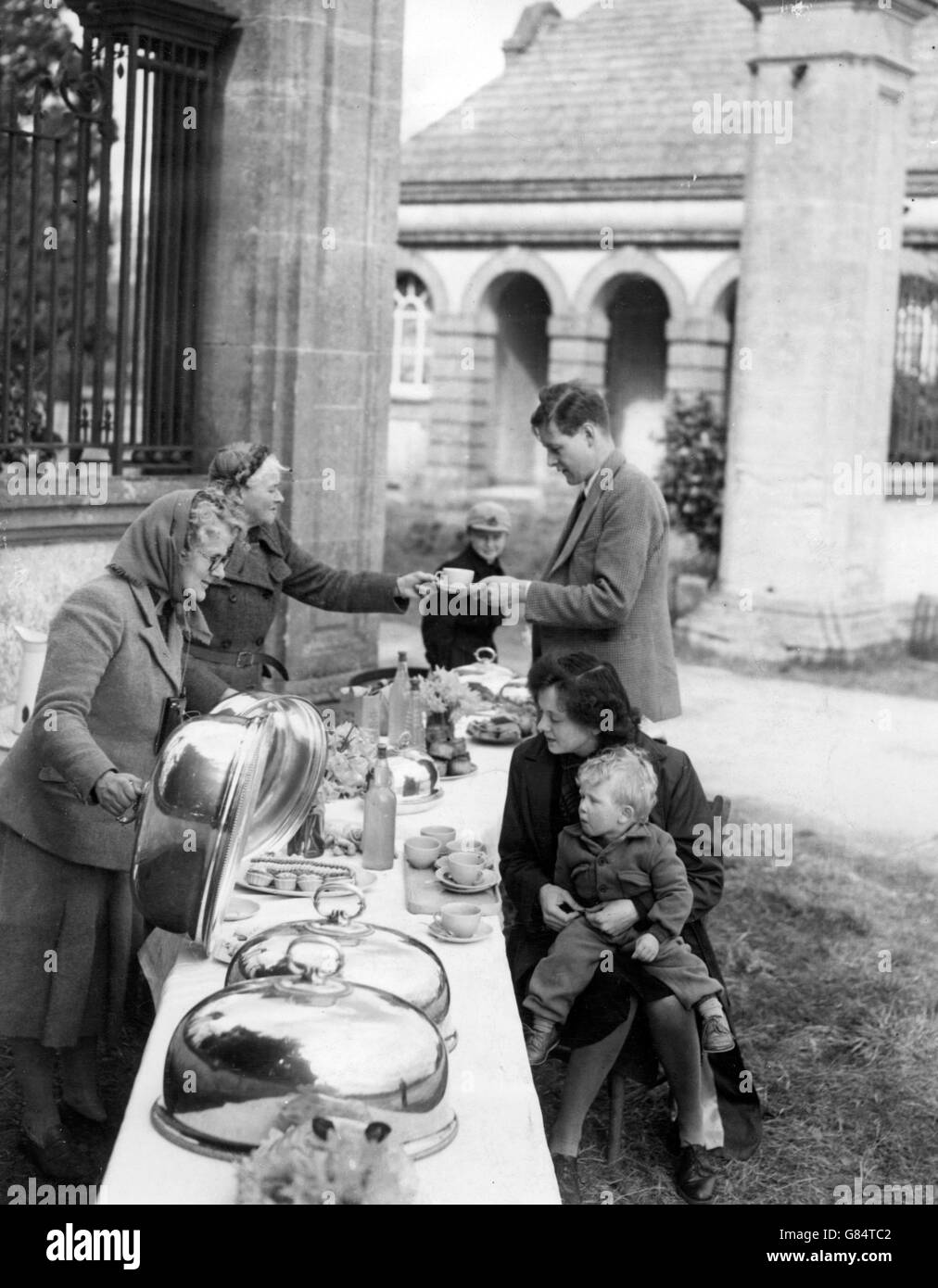 Lady Lees (l) hebt die silbernen Bezüge ihrer hausgemachten "Nacks" für Kunden an der Lytchett Minster Snack Bar. Stockfoto