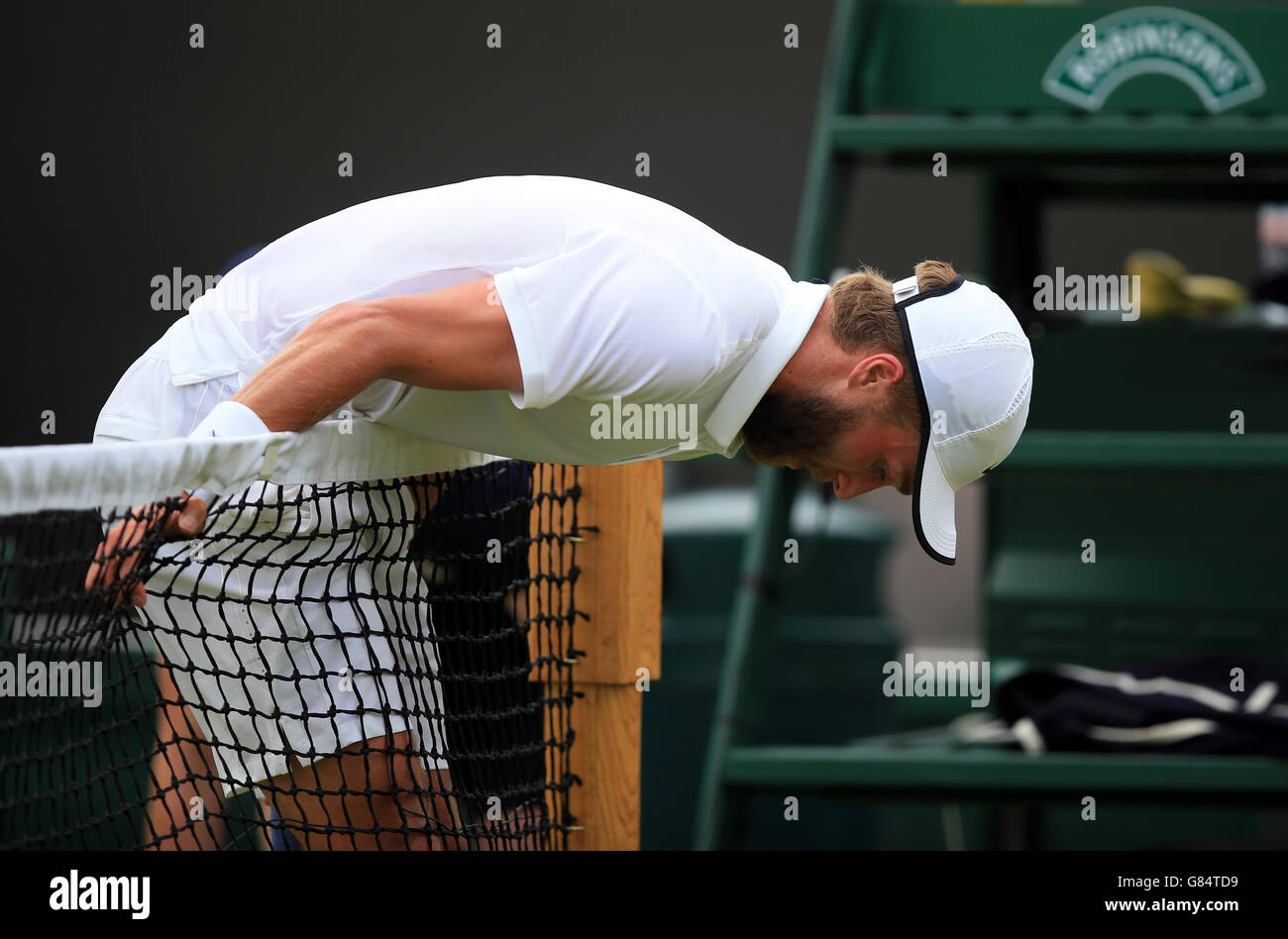 Liam Broady reagiert während seines Spiels gegen David Goffin in der zweiten Runde Männer Singles am dritten Tag der Wimbledon Championships im All England Lawn Tennis und Croquet Club, Wimbledon. Stockfoto