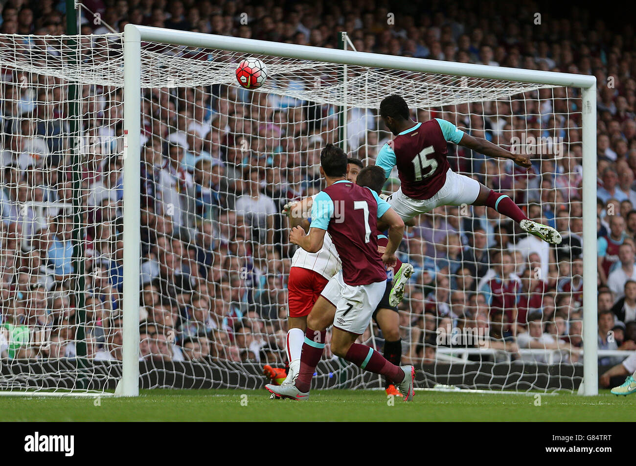 Diafra Sakho von West Ham United erzielt beim Qualifikationsspiel der UEFA Europa League in Upton Park, London, das erste Tor seiner Mannschaft. Stockfoto