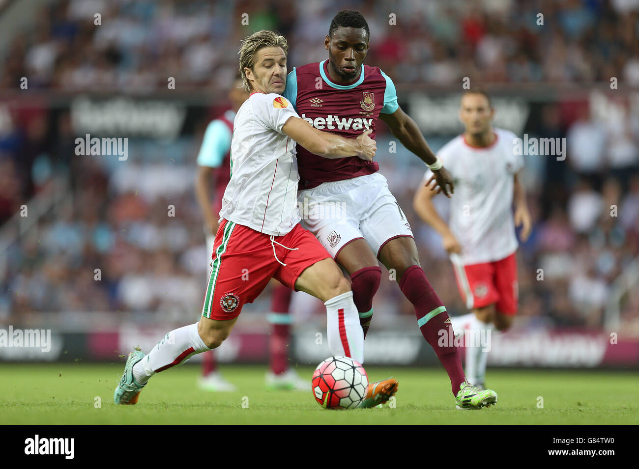 Edu Moya (links) des FC Lusitan und Diafra Sakho von West Ham United während des Qualifikationsspiels der UEFA Europa League in der ersten Runde im Upton Park, London, in Aktion. Stockfoto