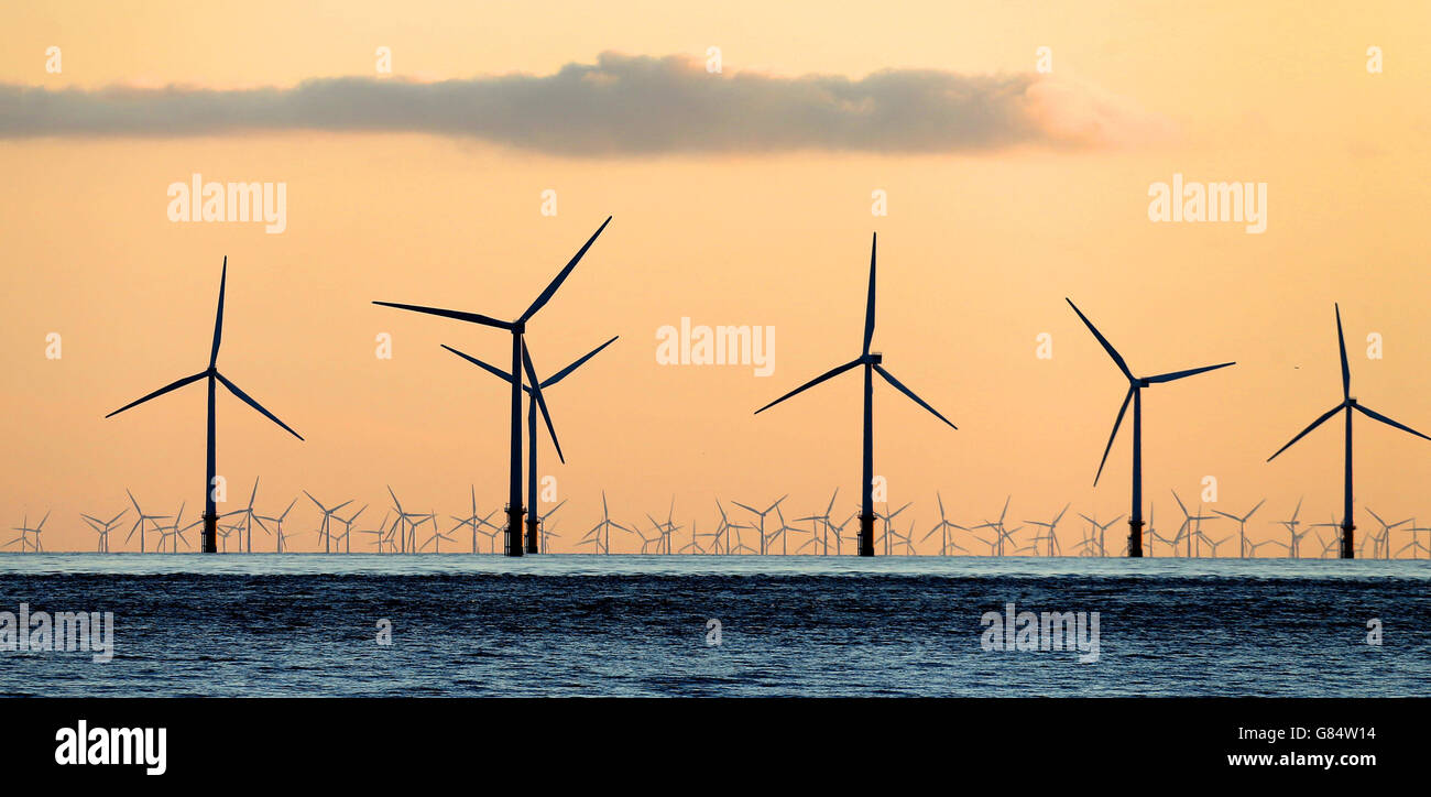 Ein Meer von Windturbinen kann vom Strand in Crosby, Merseyside bei Sonnenuntergang gesehen werden, wenn das warme Wetter in ganz Großbritannien weitergeht. Stockfoto