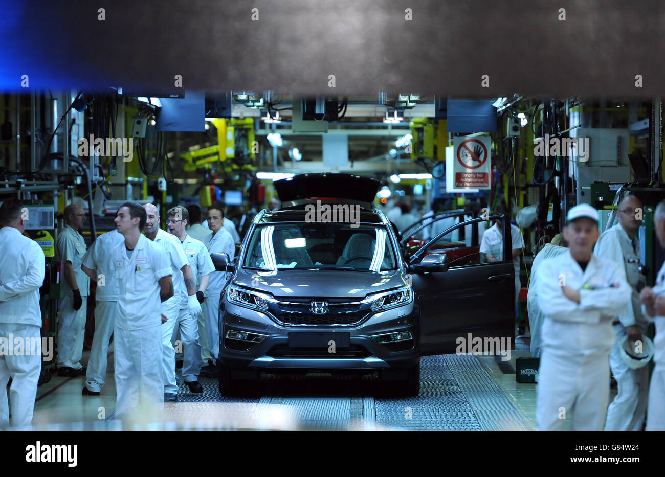 Ab Werk bei Honda. Gesamtansicht eines Honda CRV an der Produktionslinie bei Honda im Werk der UK Manufacturing Ltd in Swindon Stockfoto