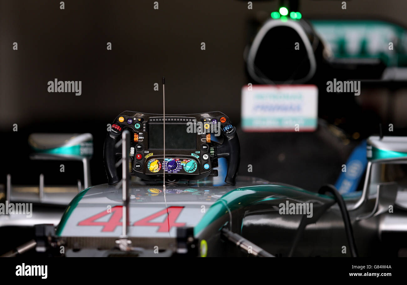 Das Lenkrad von Lewis Hamilton während des Paddock Day des britischen Grand Prix 2015 auf dem Silverstone Circuit, Towcester. Stockfoto