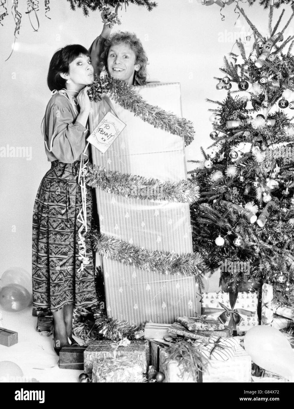 Schauspieler Paul Nicholas und sein Co-Star Jan Francis aus der beliebten BBC-TV-Serie Just Good Friends. Sie erscheinen in einer funktionslangen Version ihres Programms als Teil des Weihnachtsplans. Stockfoto
