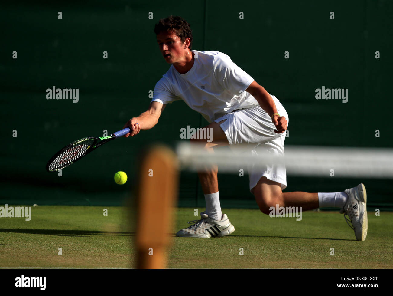 Ewan Moore tritt am siebten Tag der Wimbledon Championships beim All England Lawn Tennis und Croquet Club in Wimbledon in den Jungen-Singles an. Stockfoto