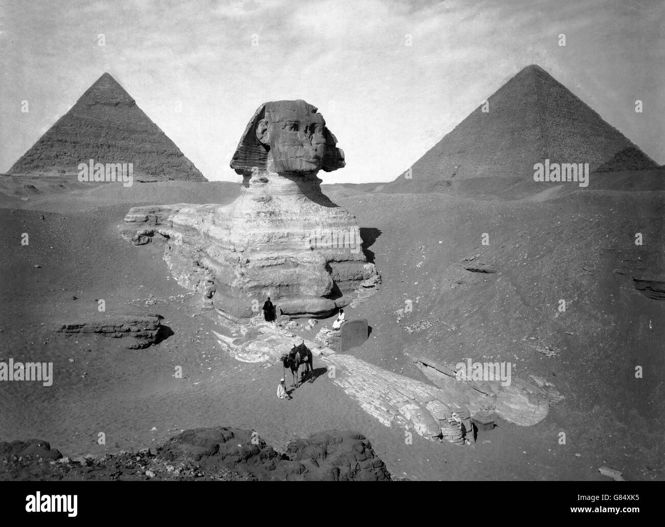 Die große Sphinx und Pyramiden von Chephren und Mykerinos in der Mitte gegen Ende des 19. Jahrhunderts. Foto von Maison Bonfils 1867 bis 1899 Stockfoto