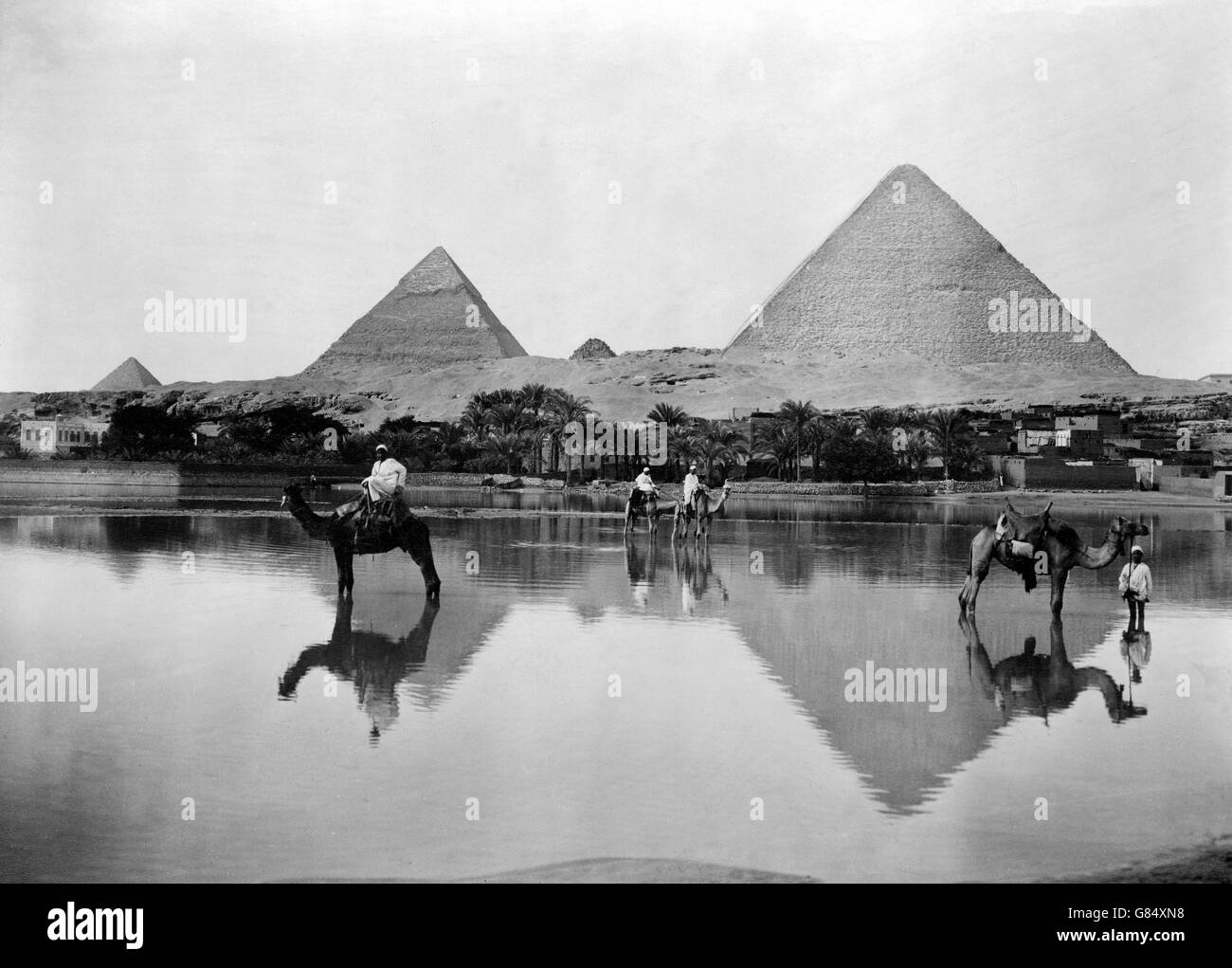 Die Pyramiden von Gizeh im späten 19. Jahrhundert während der Sintflut. Foto zwischen 1890 und 1900 von Frank G Carpenter. Stockfoto