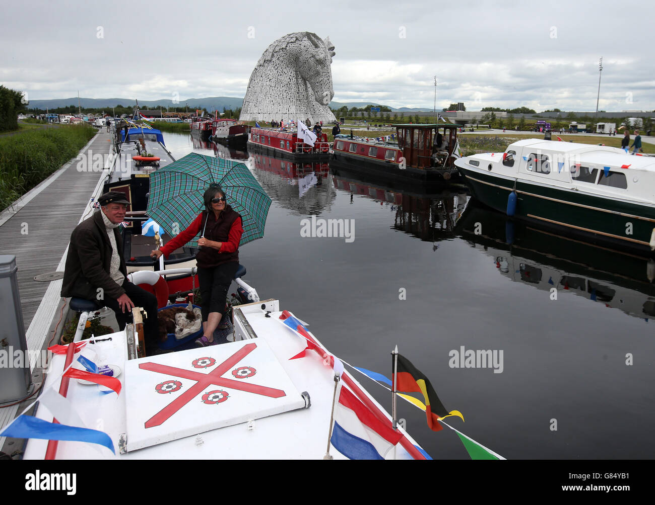 Die Bootsfahrer Dougie und Bernadette MacFarlane auf ihrer Barge Pendle auf dem Forth und Clyde Kanal, nachdem die Besucherattraktion offiziell von der Prinzessin Royal eröffnet wurde. Stockfoto
