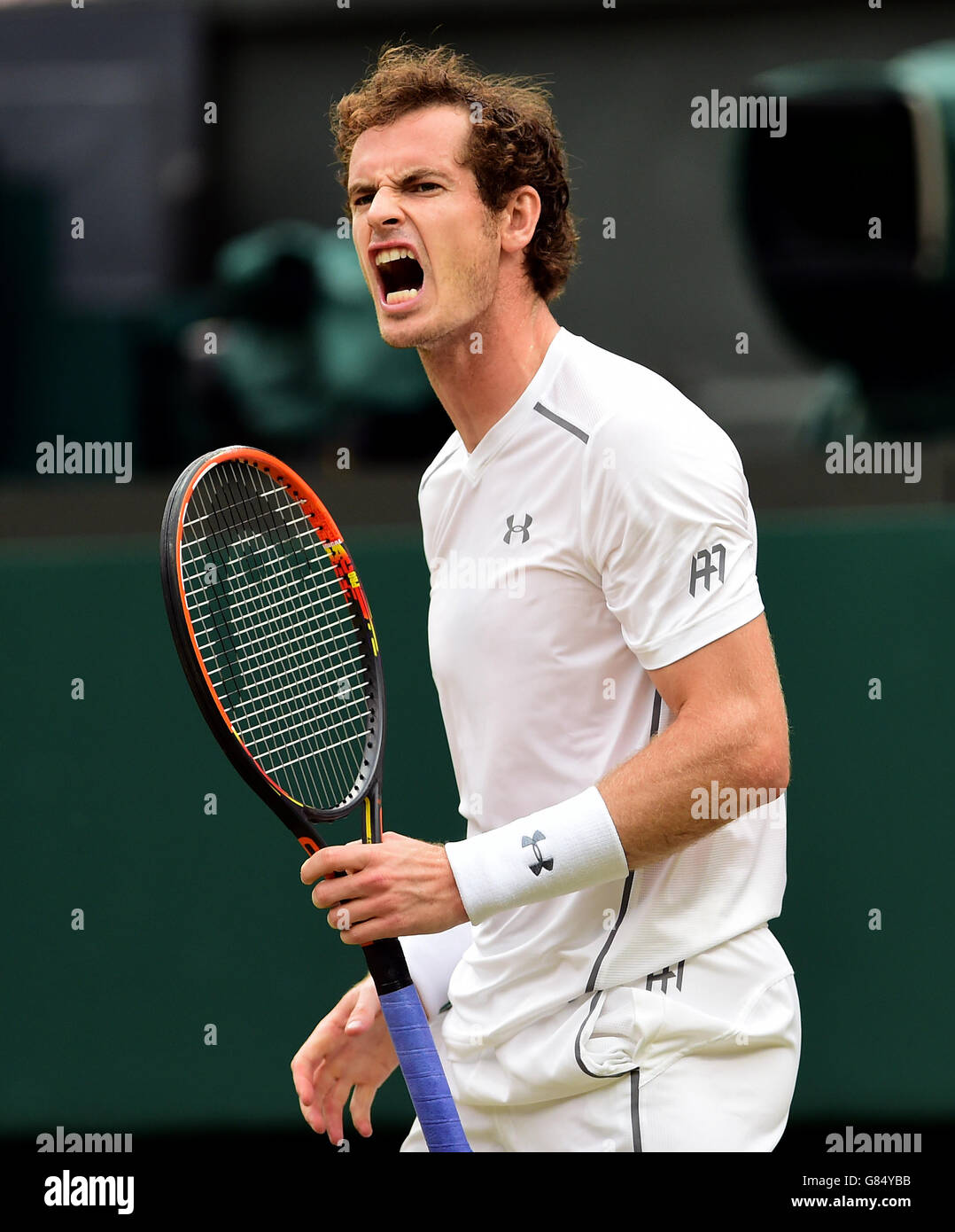 Andy Murray feiert gegen Vasek Pospisil am 9. Tag der Wimbledon Championships beim All England Lawn Tennis and Croquet Club in Wimbledon. Stockfoto