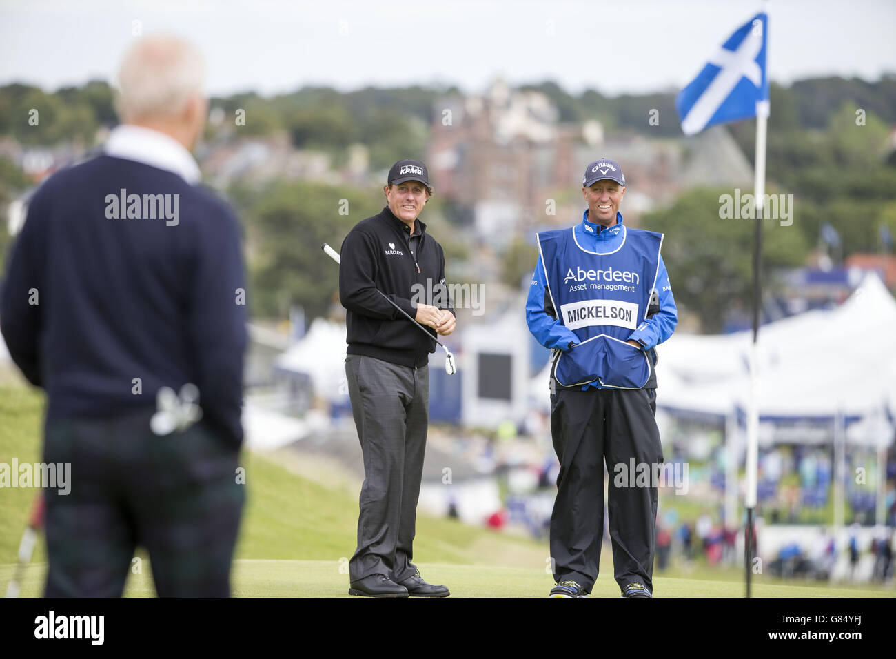 Auf dem 1. Green während eines Voraustages vor den Scottish Open im Gullane Golf Club, East Lothian. DRÜCKEN SIE VERBANDSFOTO. Bilddatum: Mittwoch, 8. Juli 2015. Siehe PA Geschichte GOLF Gullane Mickelson. Der Bildnachweis sollte lauten: Kenny Smith/PA Wire. EINSCHRÄNKUNGEN: Keine kommerzielle Nutzung. Keine falsche kommerzielle Vereinigung. Keine Videoemulation. Keine Bildbearbeitung. Stockfoto
